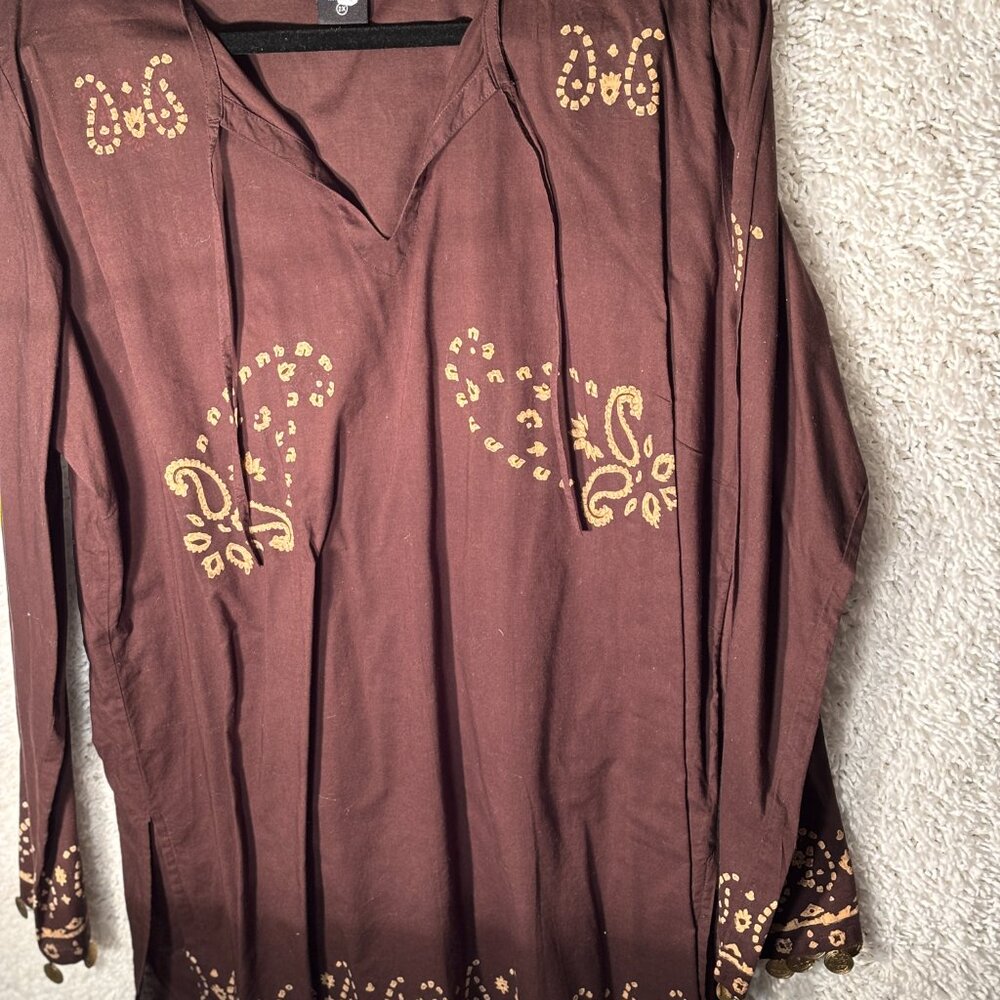 WOMEN'S BROWN AND GOLD SHIRT. USED GREAT CONDITION SIZE XXL BRAND ZERO ZERO WOME